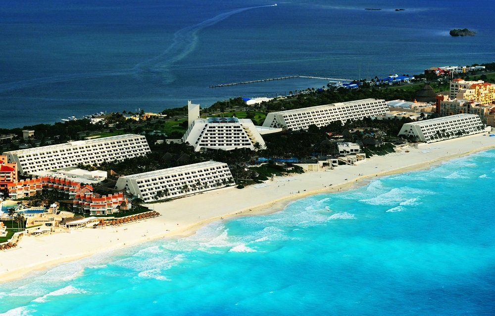 Beach Resortaerial view of oasis in cancun